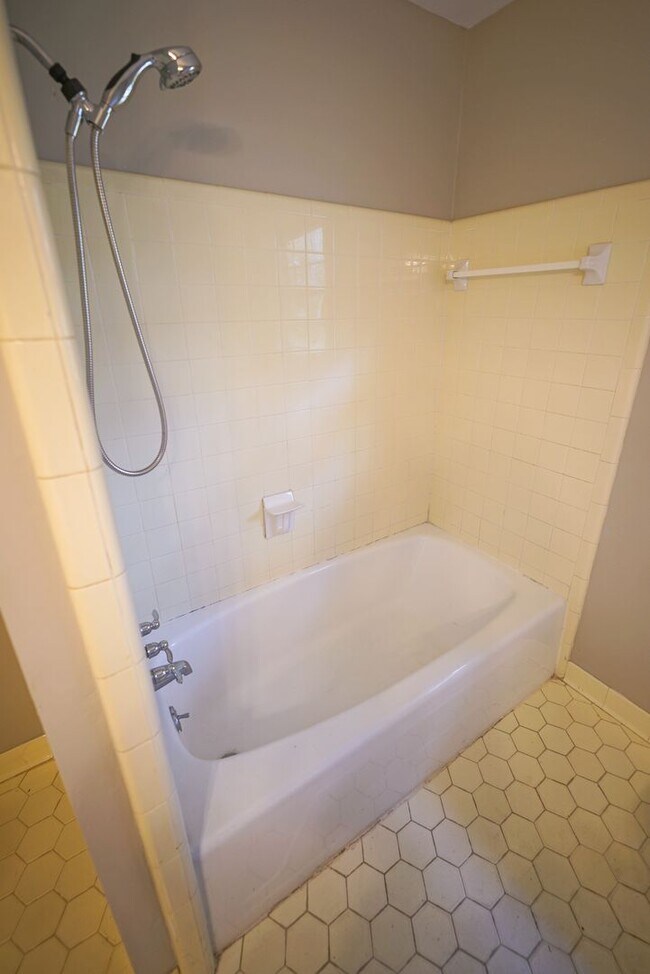Building Photo - Sublease: Available 7/22/25 Beautiful 4/2 ...