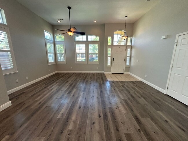 Building Photo - 3052 Red Oak Ct