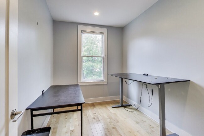 Building Photo - 646 Keefer Pl NW