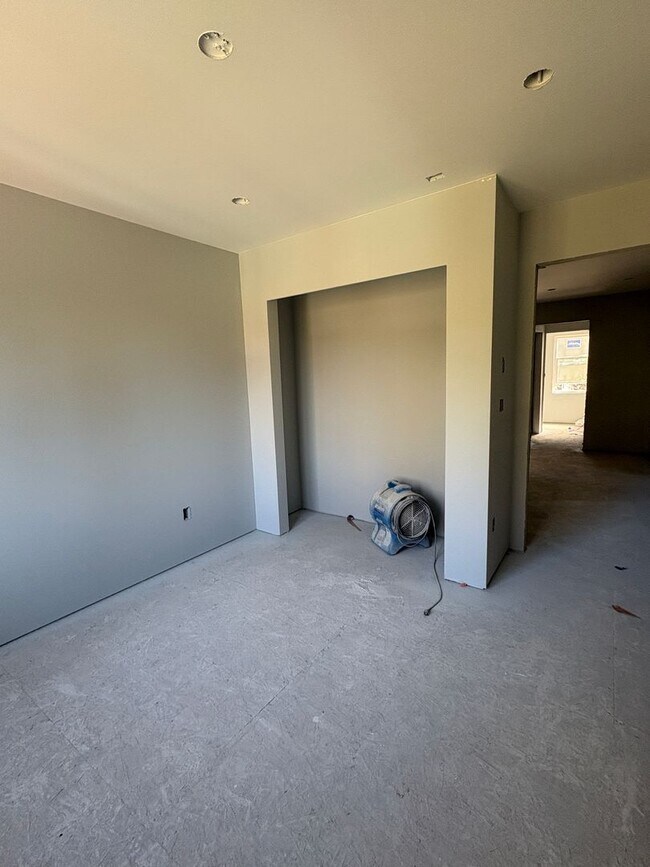 Building Photo - Brand New - Big 5 bedroom House