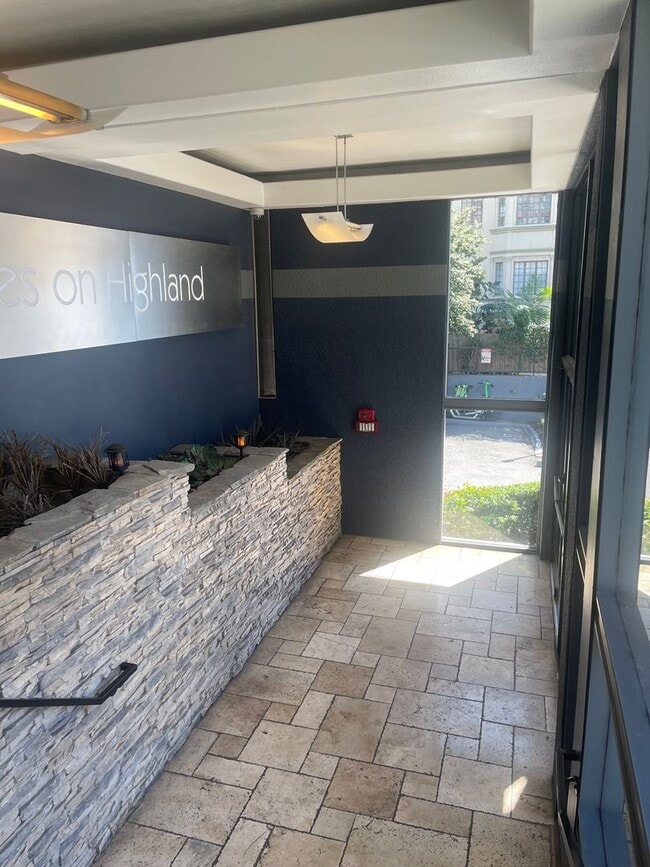 Building Photo - Hollywood Luxury 2 Bed Condo!