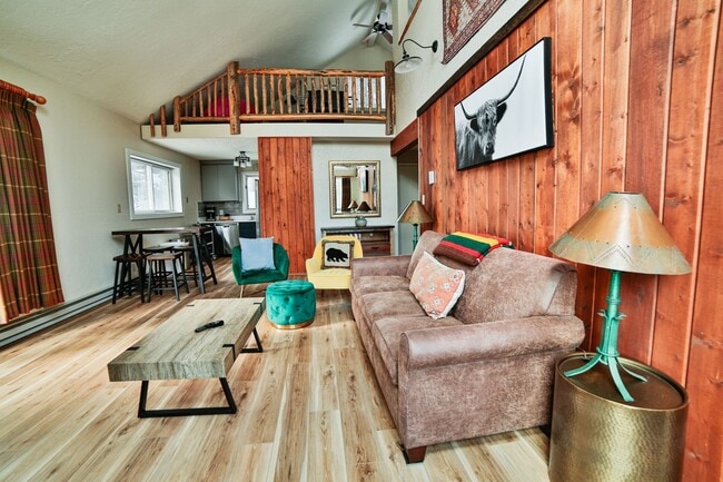 Building Photo - Cabin on Peak 7! 2bed plus loft!  Hot tub!