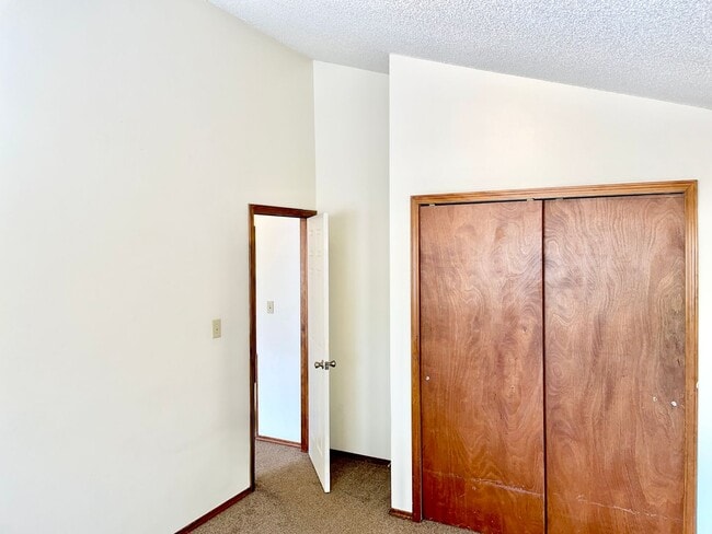 Building Photo - 3 Bedroom Home Right Off the Powers Corrid...