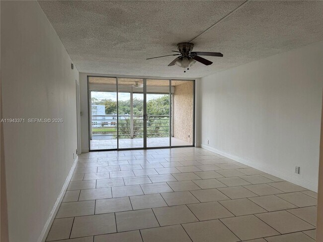 Building Photo - 1831 Sabal Palm Dr