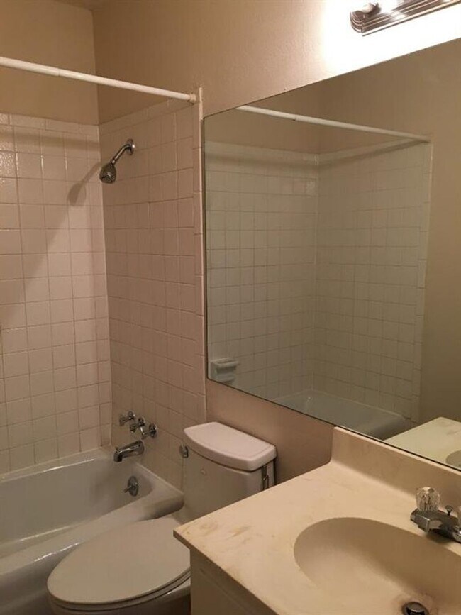 Building Photo - WATER, GAS & TRASH INCLUDED WITH RENT!