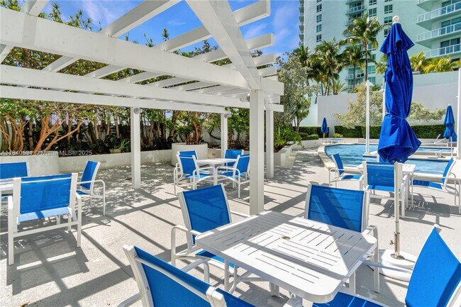 Building Photo - 1800 N Bayshore Dr