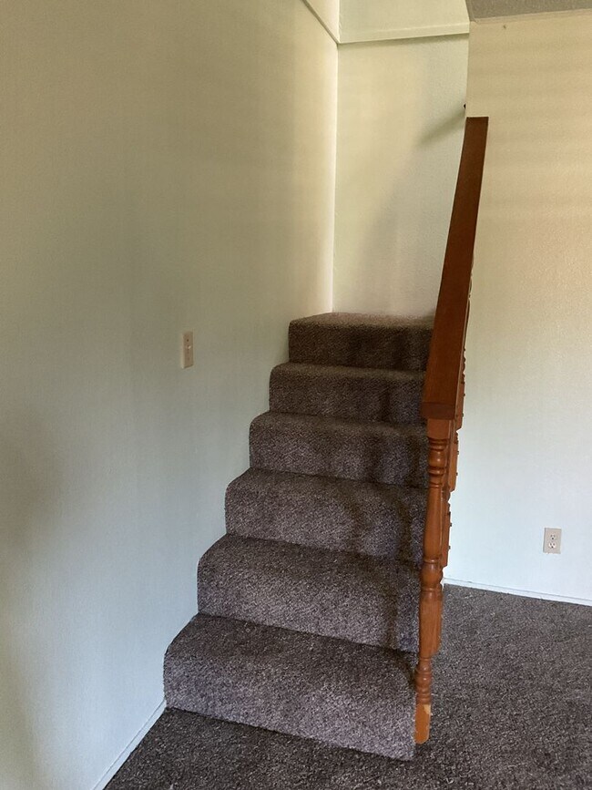 Building Photo - Two story 4 bedroom 2 bath home, Magalia