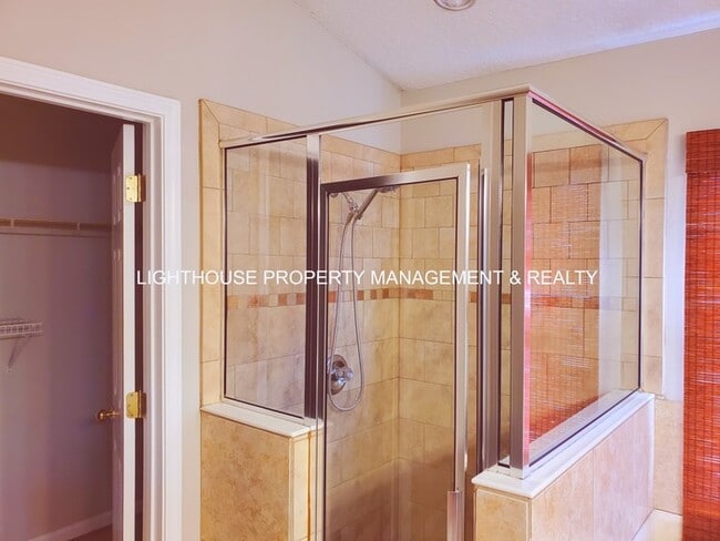 Building Photo - Beautiful and Spacious 5 Bed/2 Bath Home i...