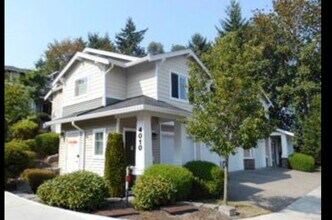 Building Photo - Amazing location with private yard space