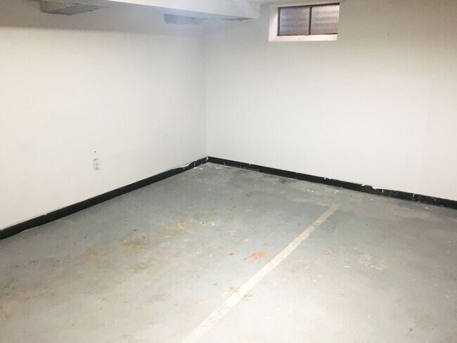 Building Photo - 4-bedroom 1 Bath Single-Family Home Near D...