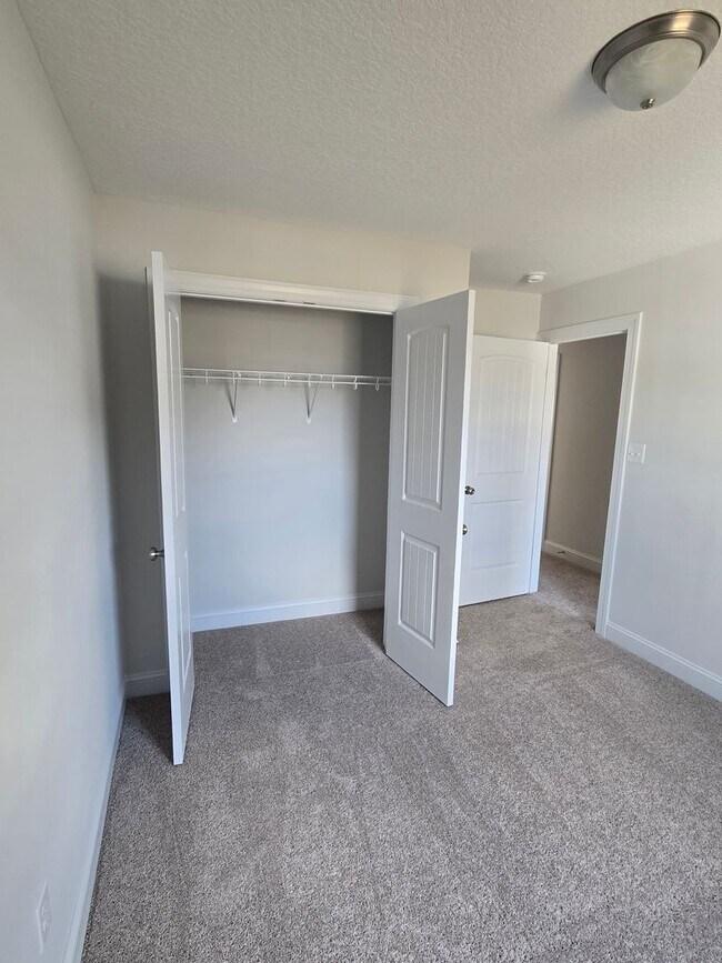 Building Photo - 918 Uplands Ln