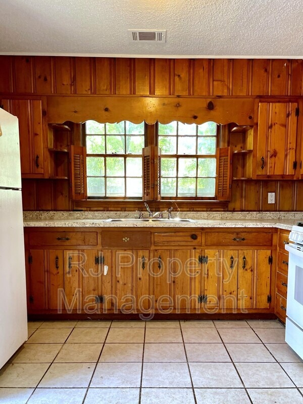 Building Photo - 4095 Chelsea Ave