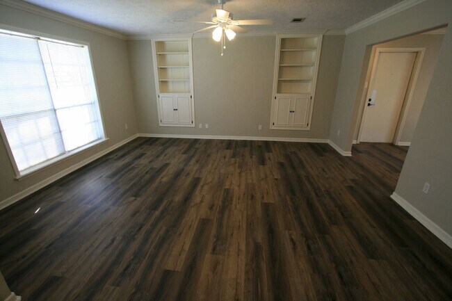 Building Photo - 2301 Raintree Dr