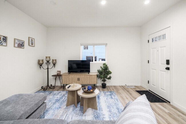 Building Photo - 815 SW Cloverdale St