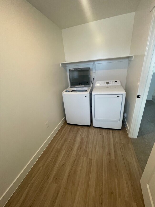 Building Photo - Beautiful Townhome! Washer and dryer included.