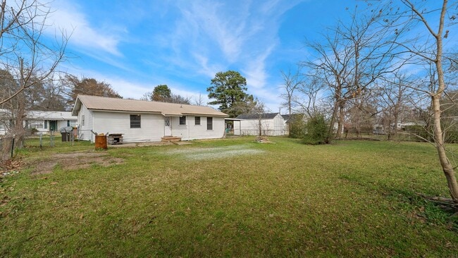 Building Photo - Cute home in New Boston