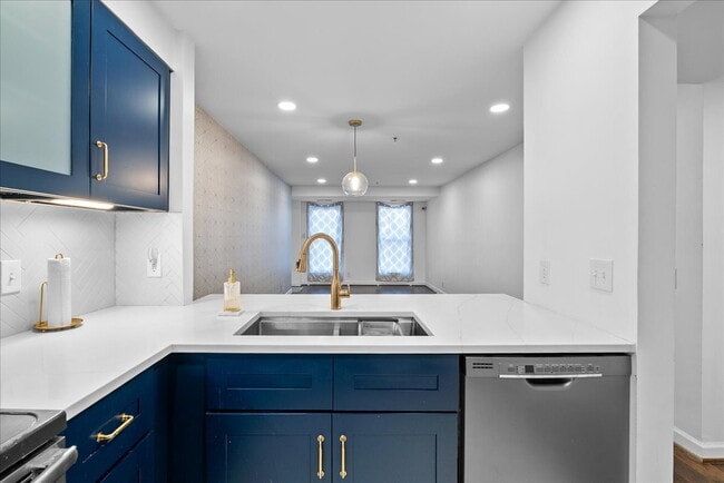 Building Photo - Modern Comfort in Historic Old Town