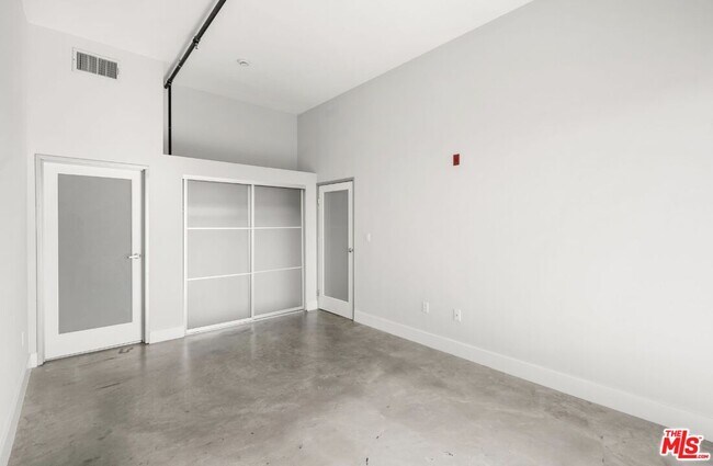 Building Photo - 825 East 4th St