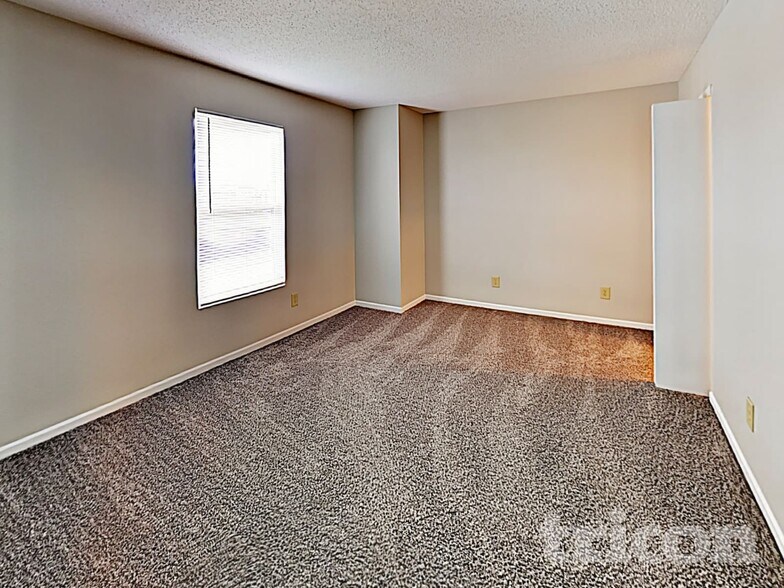 Building Photo - 2875 Ludwig Dr