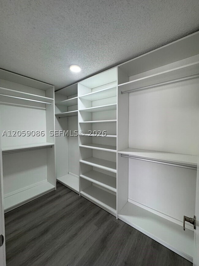 Building Photo - 510 S Park Rd
