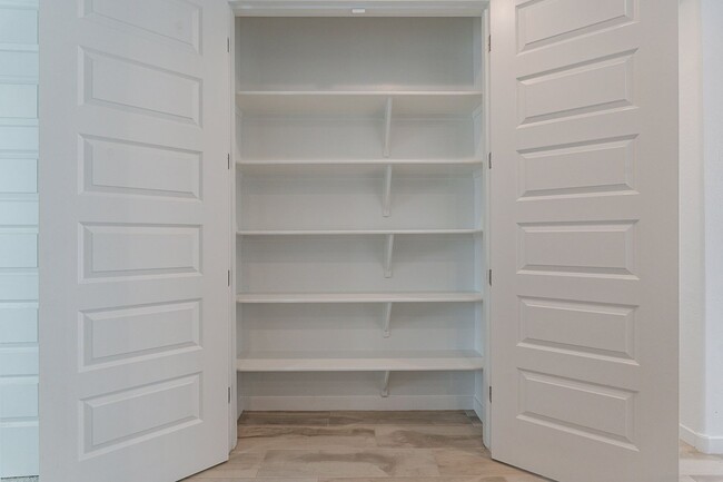 Building Photo - Unbeatable Luxury: Your Key to Elevated Li...