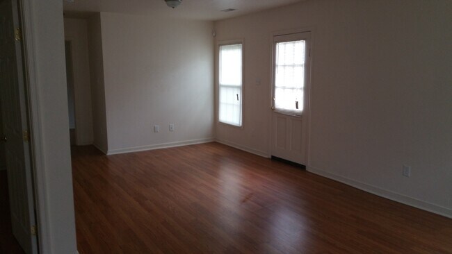Building Photo - Great house! Three bedroom / One bath