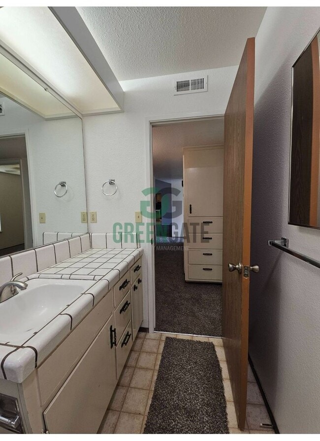 Building Photo - Beautiful 3 BEDROOM 2 BATH HOME IN MODESTO...