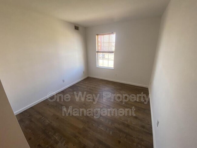 Building Photo - 2820 17th Ave