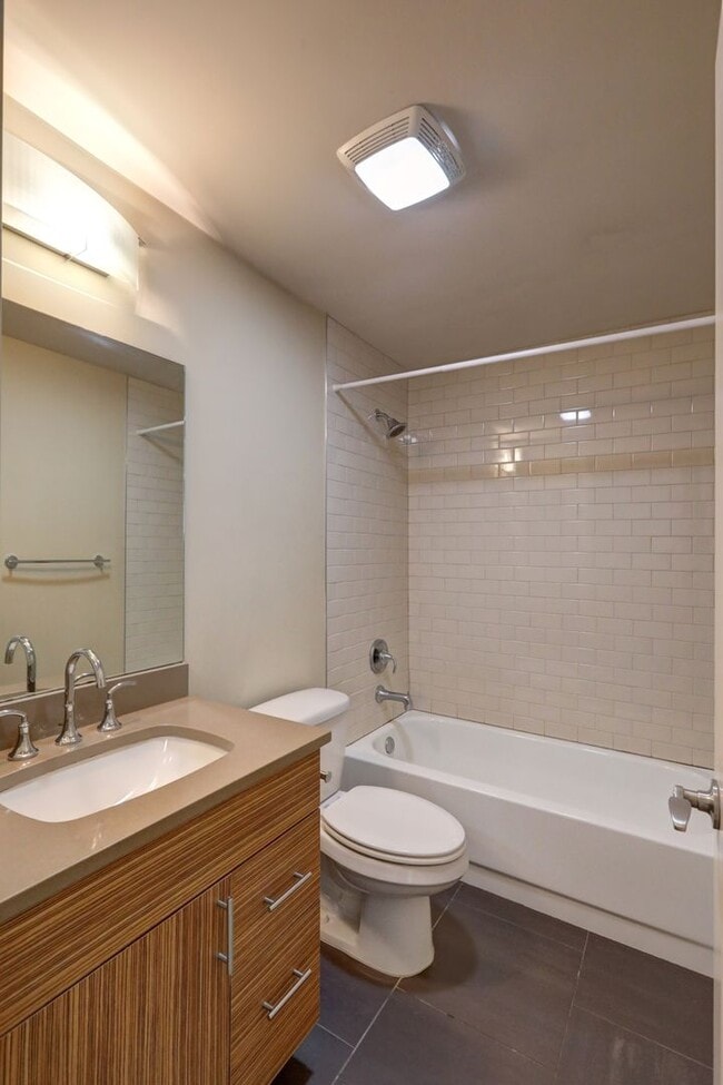 Building Photo - Beautiful Top Floor 1BR 1BA Condo in The B...
