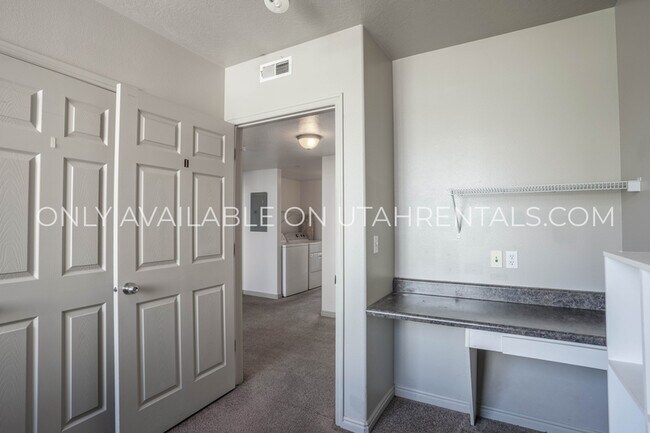 Building Photo - 884 E 700 N