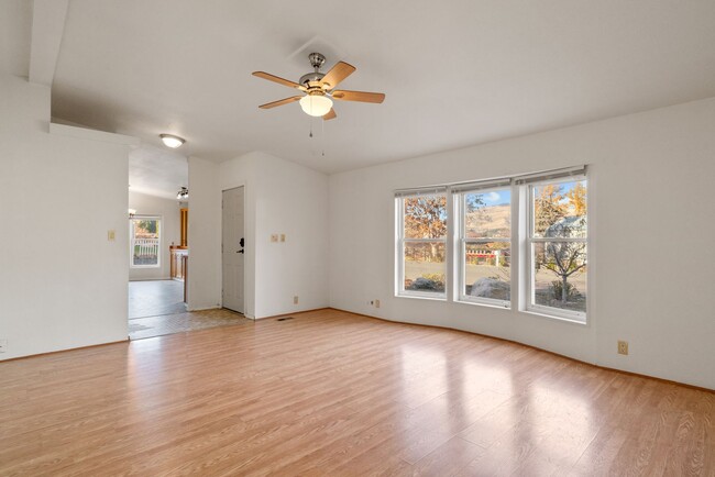 Building Photo - Pet Friendly 3 Bedroom 2 Bath