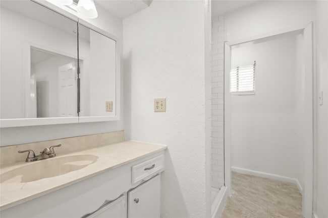 Building Photo - 111 Montrose Cir