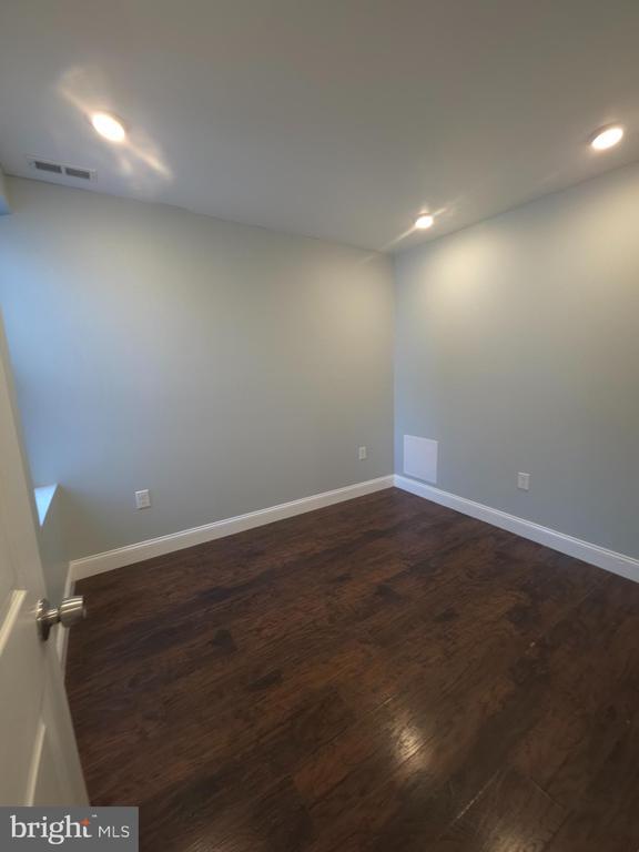 Building Photo - 1135 W Somerset St