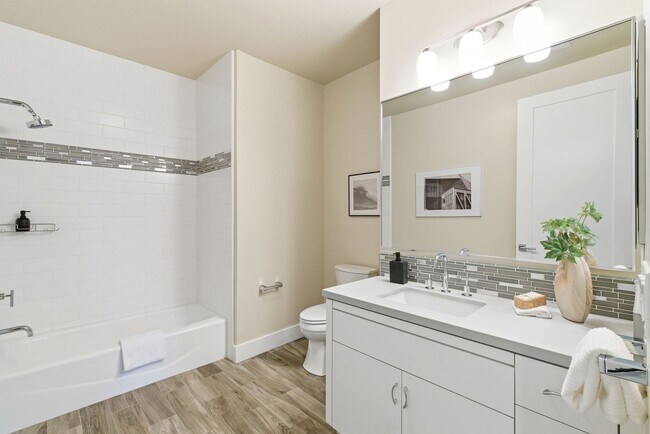 Building Photo - Gorgeous & Modern Los Altos Condo