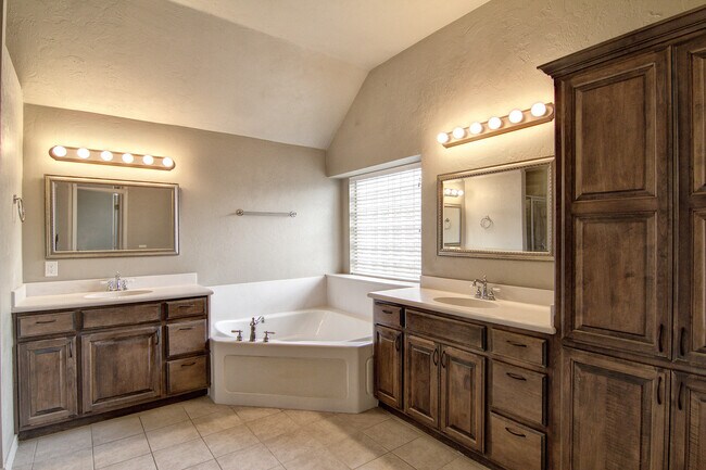 Building Photo - Spacious 3 bedroom/ Study -2264 sq ft.- Edmond Schools - Close to Quail Springs and Chisholm Cree...