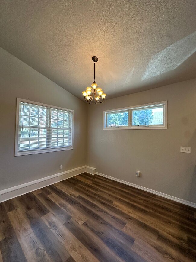 Building Photo - 245 NW Tumalo Ave