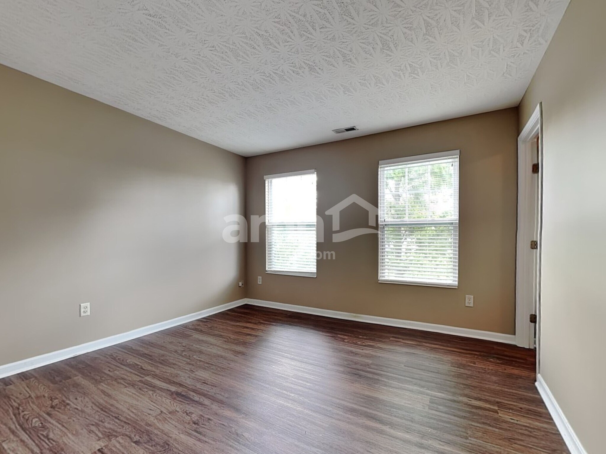 Building Photo - 5557 Windsor Ct