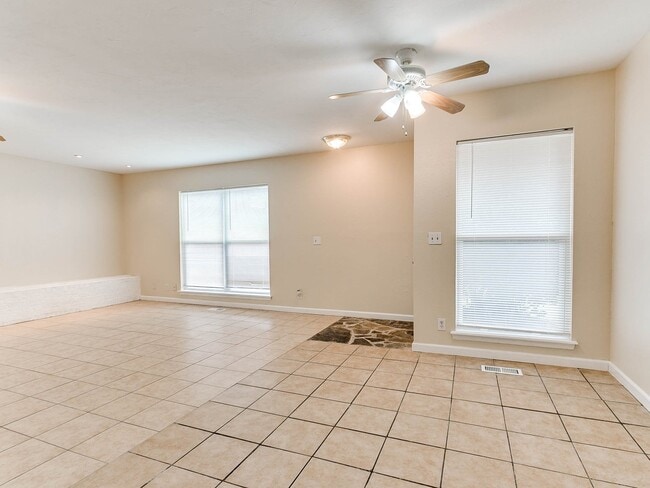 Building Photo - Just remodeled Duplex Home