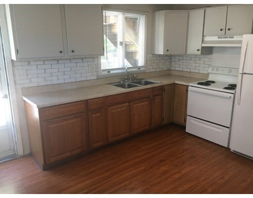 Building Photo - 32 Aster St