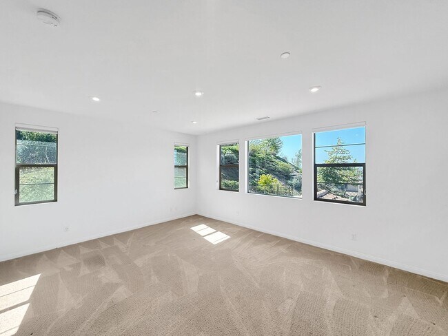 Building Photo - Beautiful 5B/4.5BA Home in Escondido Now A...