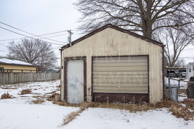 Building Photo - 2 Bedroom 1 Bath