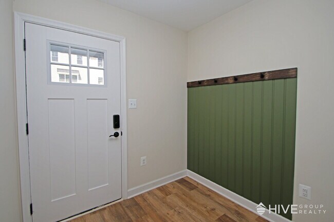 Building Photo - "Impressive 3-Bed Townhouse with Fenced in Backyard!"