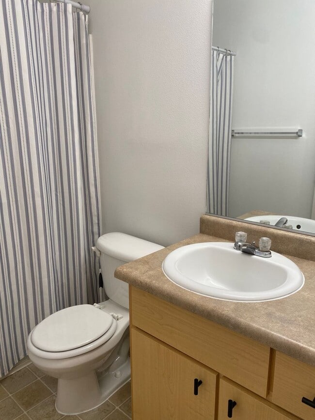 Building Photo - Location Location Location ~2 Bedroom 2.5 ...