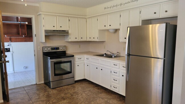 Building Photo - Leasing now! Cozy and comfortable 3/2/2 Brick Home Available for August