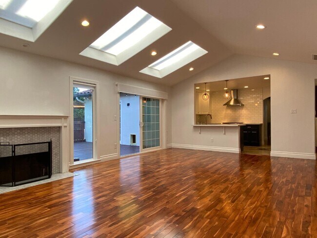 Building Photo - 363 El Portal Way