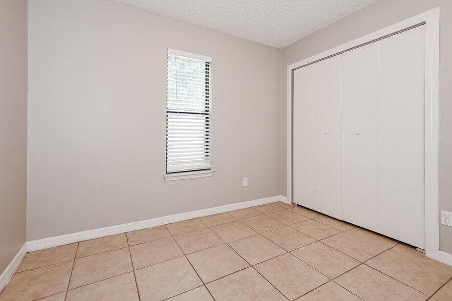 Building Photo - 1834 Manitoba Ct N