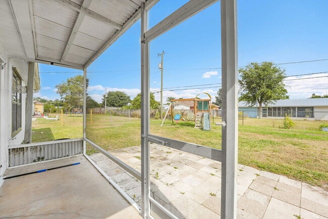 Building Photo - 333 SW Dwight Ave