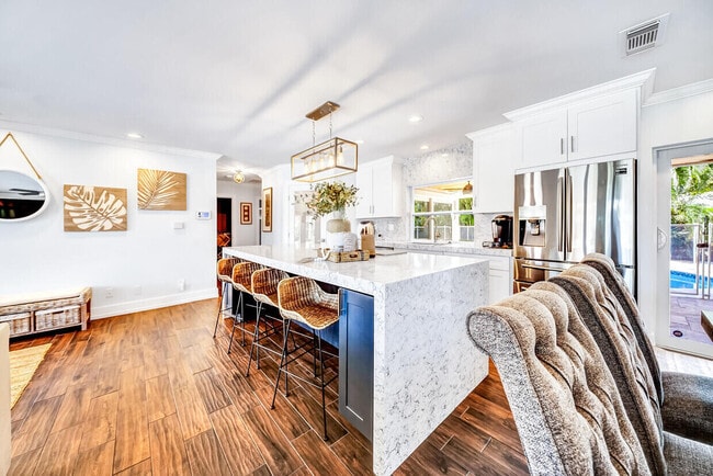 Building Photo - 864 Appleby St