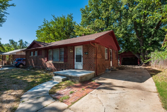 Building Photo - 921 S Royal Rd