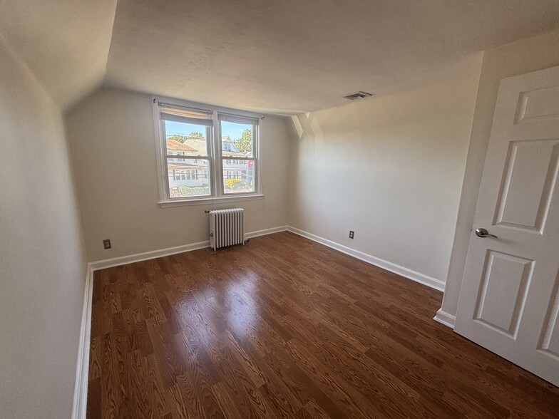 Building Photo - 233 Broughton Ave